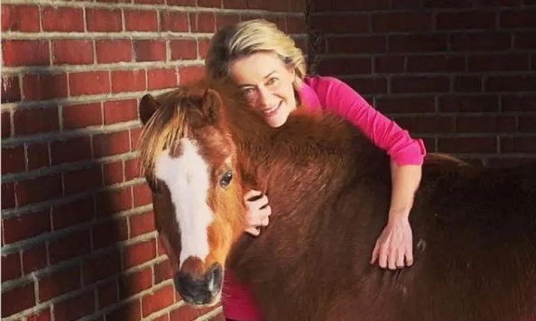 Фон дер Лайен гушна конче и обяви: Единствено тези прегръдки са разрешени - Tribune.bg