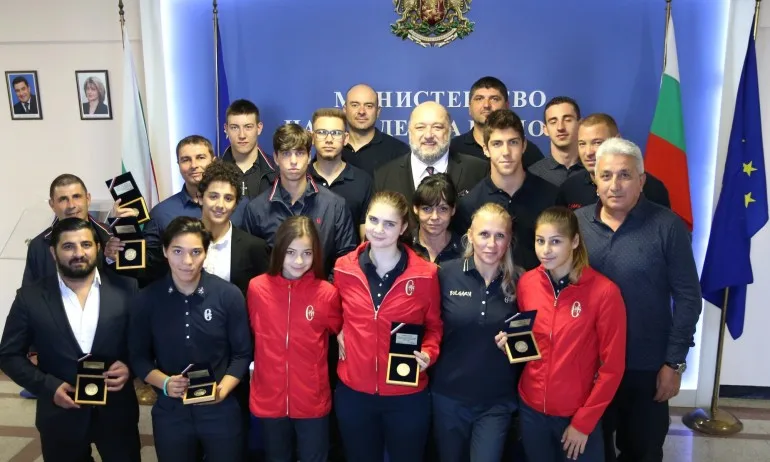 Осигуряват заплати и подготовка на медалистите от Буенос Айрес - Tribune.bg