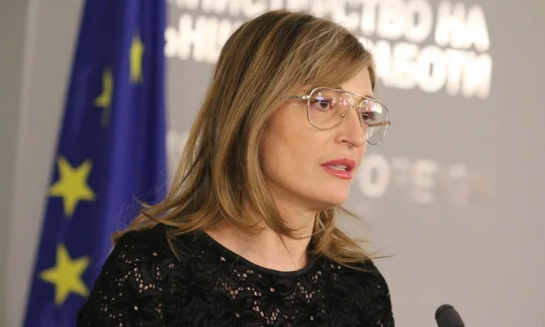 Захариева: Опасна е заигравката на президента, не знам какви дивиденти очаква - Tribune.bg