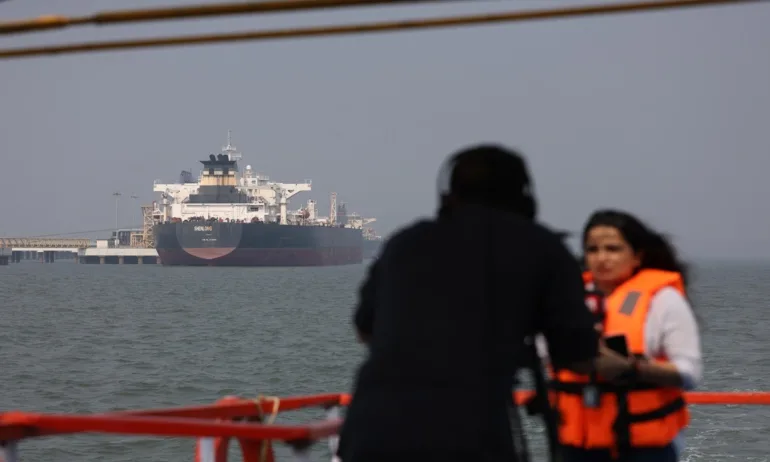 Седмици ще са нужни за евакуацията на всички 11 000 моряци, блокирани в Персийския залив - Tribune.bg
