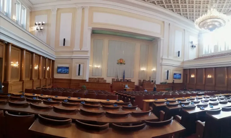 ПП и Възраждане един до друг в пленарна зала - Tribune.bg