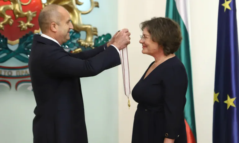 Радев връчи орден Мадарски конник на френската посланичка заради приноса ѝ с РСМ - Tribune.bg