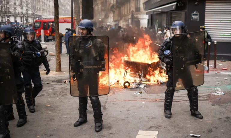 Отново сблъсъци в Париж, полицията разпръсна протестиращите със сълзотворен газ - Tribune.bg