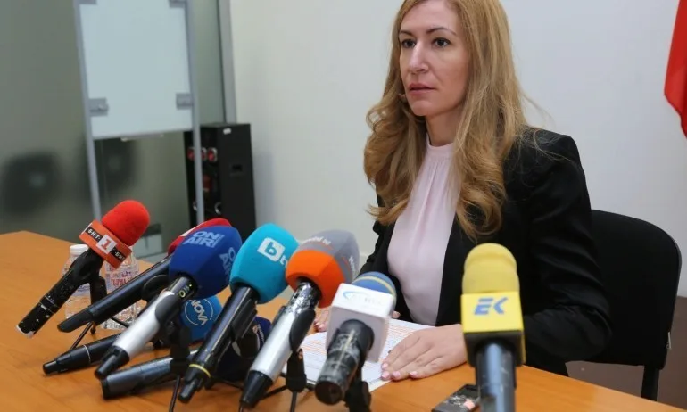 Ангелкова: Ще има фалити на туроператори, ако кризата продължи над 3 месеца - Tribune.bg