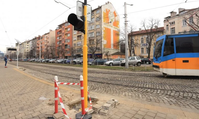Умна система при Руски паметник предупреждава шофьорите за приближаващи трамваи - Tribune.bg
