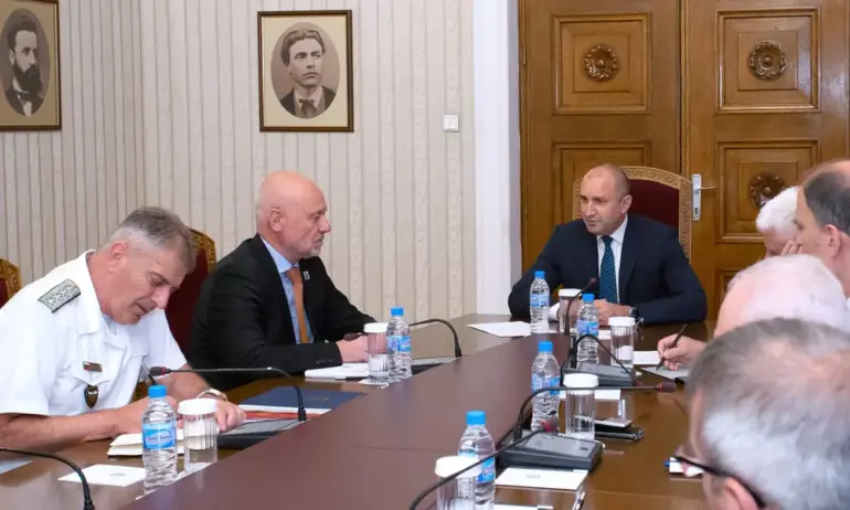 Радев на среща с Тагарев - обсъждат спешни мерки за кадрово обезпечаване на армията - Tribune.bg