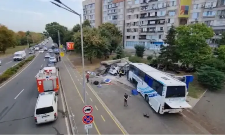 Откриват паметна плоча в чест на полицаите, загинали при гонка с мигранти в Бургас - Tribune.bg