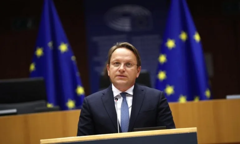 Комисарят по разширяването Оливер Вархели ще посети София и Скопие - Tribune.bg