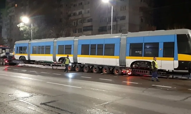 Пристигна първият от 13-те нови трамваи в София - Tribune.bg