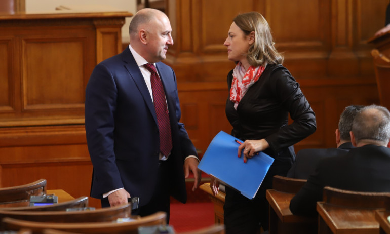 Митева заговори за изнудване на депутати, пуснали ДАНС да търси нещо срещу нея и Каримански - Tribune.bg