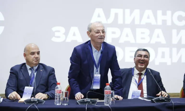 Ахмед Доган се нареди до Румен Радев: Ние, от Алианс за права и свободи, сме безрезервно с Вас - Tribune.bg