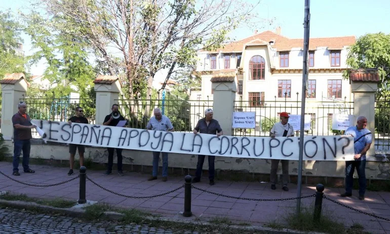 Протестиращи недоволни от испанското следствие, искат разкрития за къщата в Барселона - Tribune.bg