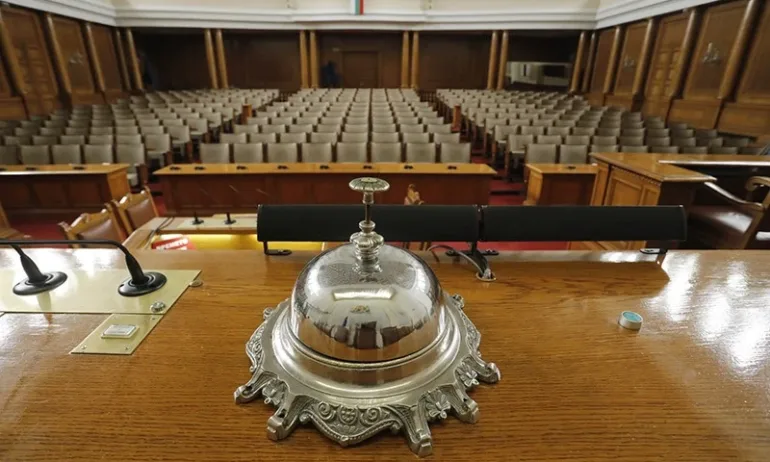 Парламентът заседава извънредно във вторник - ще изслуша външния министър за побоя в Охрид - Tribune.bg