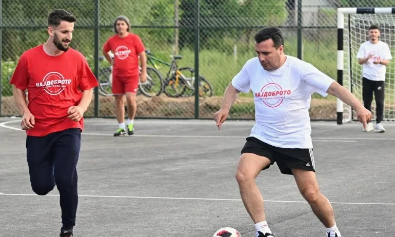 Зоран Заев показа футболни умения на новоизградена спортна площадка в Желино (СНИМКИ) - Tribune.bg