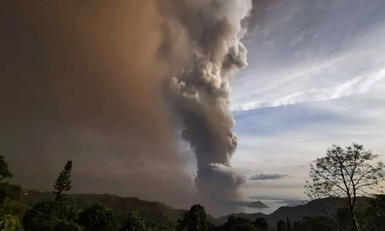 Вулкан евакуира три населени места във Филипините - Tribune.bg