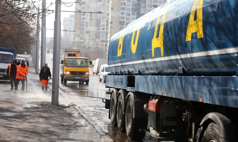 Мият с вода, в която има йод и белина, улиците в София - Tribune.bg