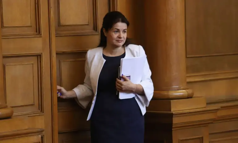 Росица Кирова търси решение за тежкия трафик през прохода Петрохан - Tribune.bg