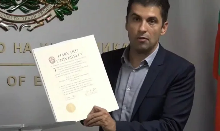 Кирил Петков се похвали с дипломата си от Харвард - Tribune.bg