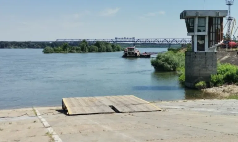 Силен вятър временно спира ферибота Оряхово - Бекет - Tribune.bg