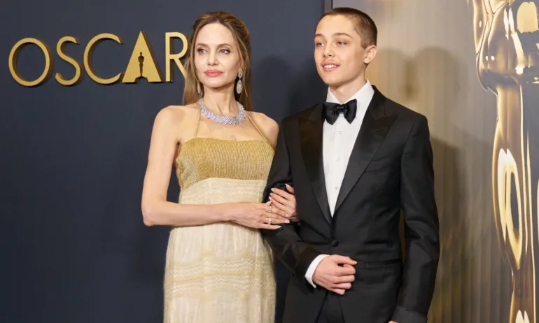 16-гошишният син на Джоли и Пит облече смокинг и стана кавалер на майка си за червения килим - Tribune.bg