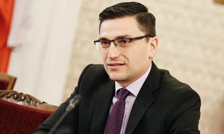 Сабрутев: Отстъпката от 25 ст. на литър за гориво ще се прилага до 50 л. на зареждане, а не на месец - Tribune.bg