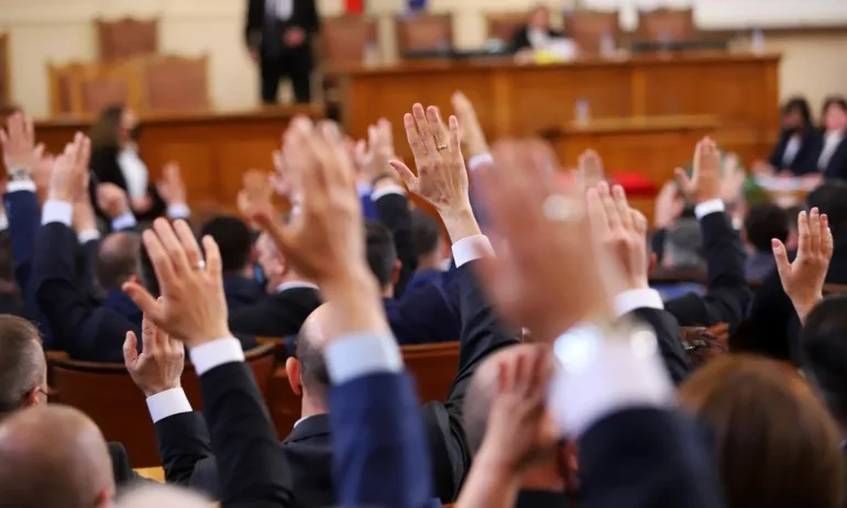 Оставка гласува ли се? Депутатите се скараха дали да гласуват края на кабинета Борисов 3 - Tribune.bg