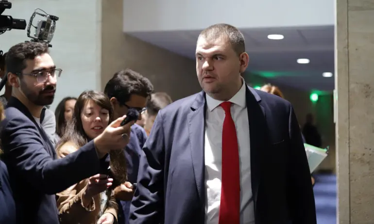 Пеевски поиска отчет от кабинета Денков: Времената на работа на тъмно приключиха - Tribune.bg