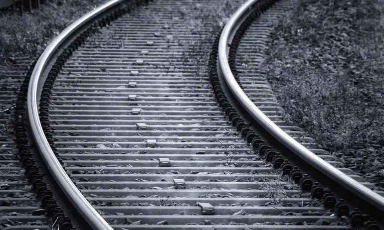 След катастрофата между влак и кола: Трима са настанени в болница - Tribune.bg