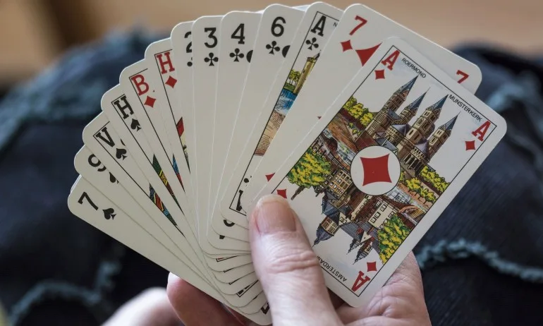 Глоби за 11 бургазлии, нарушили грубо забраната, за да играят карти - Tribune.bg