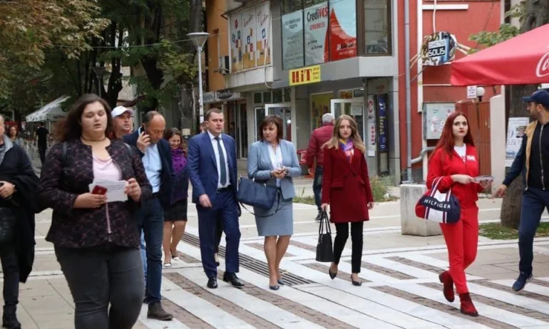 Корнелия Нинова дойде в Перник, яде торта в сладкарница София и се изкефи: От 12 посетени града най-добре ме посрещнаха тук! - Tribune.bg