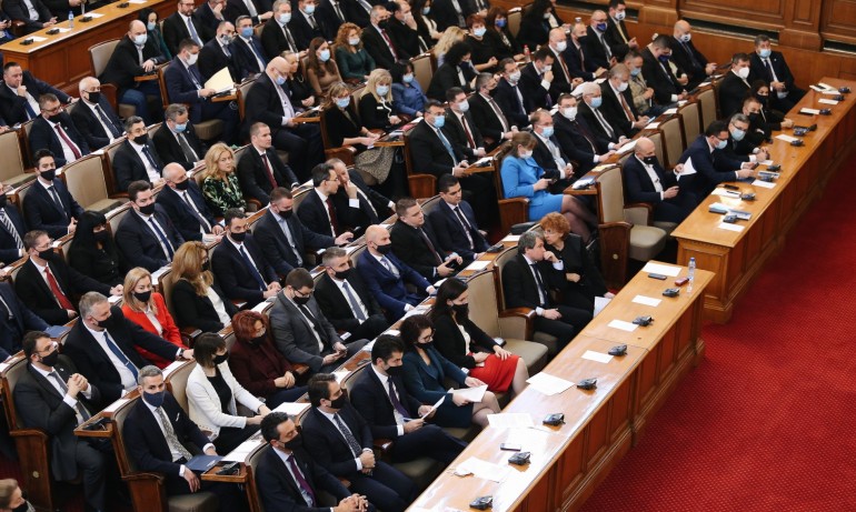 Правната комисия реши: Депутатите в НС само със зелен сертификат - Tribune.bg