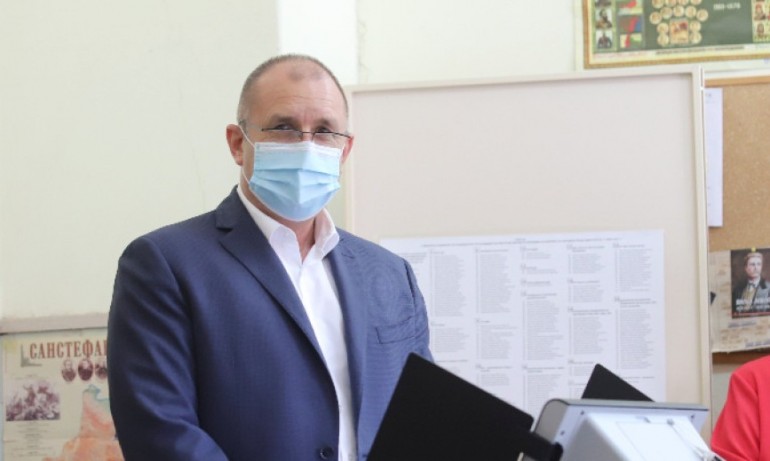 Румен Радев гласува, неуместно му е да коментира международния скандал с Крим (ВИДЕО) - Tribune.bg
