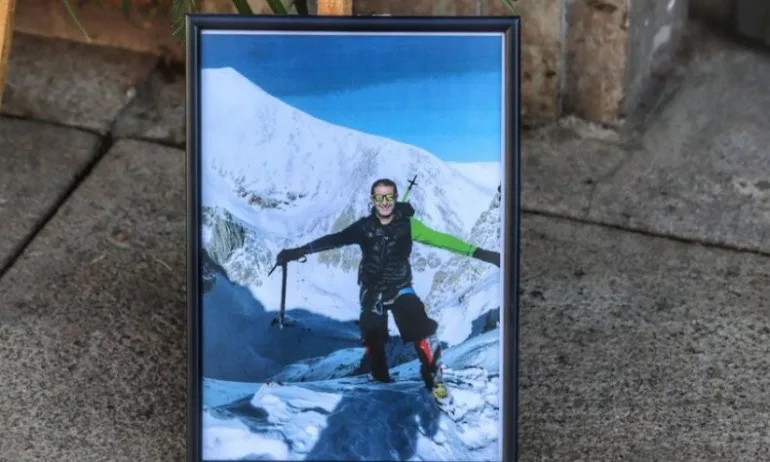 Близки и приятели се сбогуваха с Владимир Каролев - Tribune.bg