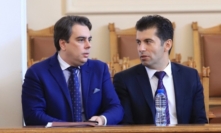 Дуото Петков и Василев ще уволняват 30 хиляди от администрацията, но не съвсем - Tribune.bg