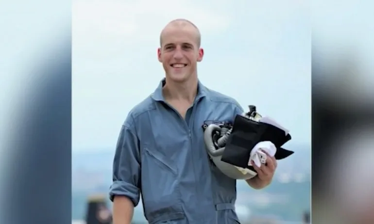 След катастрофа: Военен пилот се бори, за да раздвижи ръката си - Tribune.bg