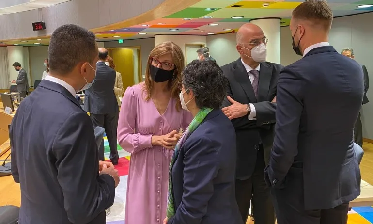 Захариева: Спрете дезинформационните кампании от Западните Балкани срещу държави от ЕС - Tribune.bg