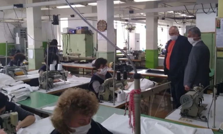 Първите 2000 бройки защитни облекла вече се произвеждат от Интендантско обслужване - Tribune.bg