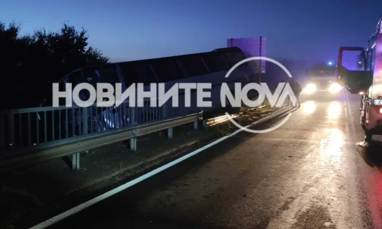 Автобус с работници надвисна над дере след удар с тир край Симеоновград - Tribune.bg