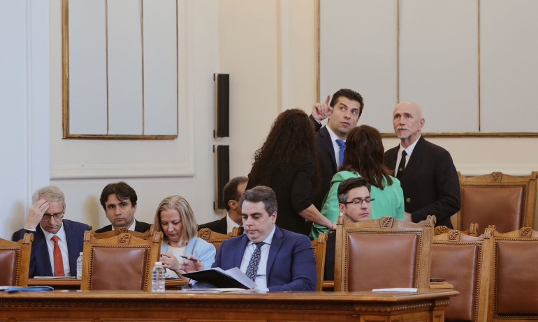 Депутатите гласуват вот на недоверие утре в 19:00 часа - Tribune.bg