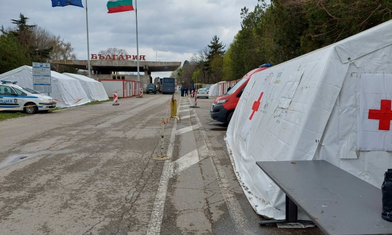 Украински туроператори мамели бежанците и затова има опашки по границата - Tribune.bg