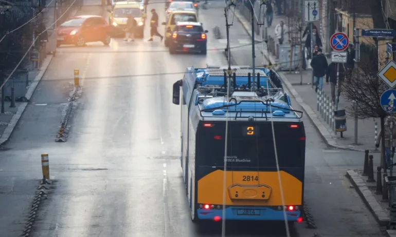 Момичета твърдят, че водач на тролей в София не ги е пуснал да слязат - Tribune.bg