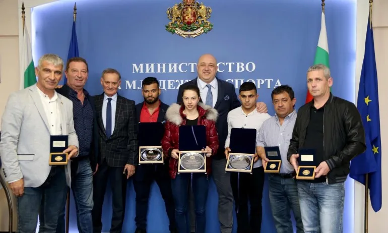 Министър Кралев награди медалистите от Европейското първенство по вдигане на тежести - Tribune.bg