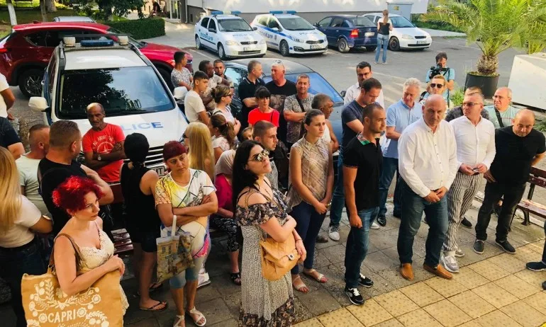Жители на село Бата на протест пред районното след задържане на кмет от ГЕРБ - Tribune.bg