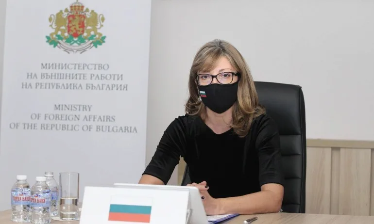 Захариева: Медиите днес работят под натиска не само на фалшивите новини, но и на различни режими - Tribune.bg