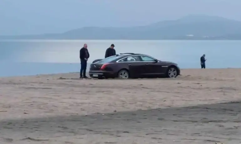 Украинка заседна с луксозния си автомобил на бургаския плаж - Tribune.bg