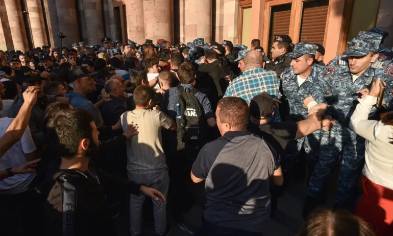 Заради Нагорни Карабах: Протестиращи нахлуха в сградата на парламента в Ереван (ВИДЕО) - Tribune.bg