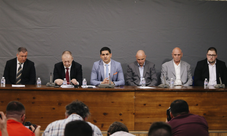 Официално: Осем от ИТН стават отцепници, шест от тях ще дават гласове в парламента - Tribune.bg