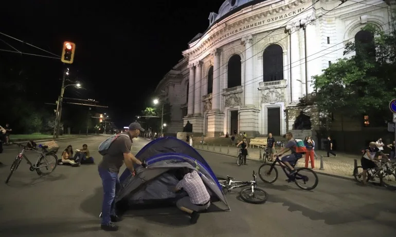 Протестиращите блокираха отново кръстовището пред Софийския университет - Tribune.bg