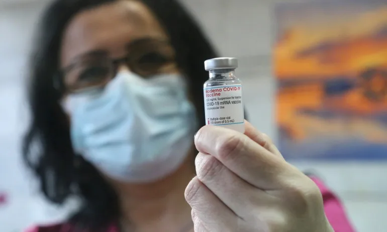 Пристигна третата доставка с ваксини на Moderna, днес чакаме доставка и от AstraZeneca - Tribune.bg
