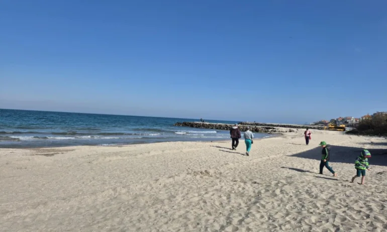 Няма разлив край Поморие, а стари нефтени топчета - Tribune.bg